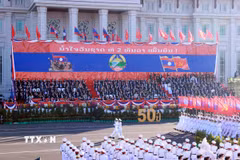 Lễ kỷ niệm, diễu binh, diễu hành chào mừng 50 năm Quốc khánh nước Cộng hòa Dân chủ Nhân dân Lào. (Ảnh: Thống Nhất/TTXVN)