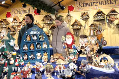Gian hàng bày bán đồ thủ công và trang trí Giáng sinh mang phong cách Đức truyền thống tại Christkindlmarket. (Ảnh: Ngọc Quang/TTXVN)