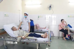 Người dân Cần Giờ thực hiện khám, chữa bệnh tại Bệnh viện Từ Dũ cơ sở 2. (Ảnh: Đinh Hằng/TTXVN)