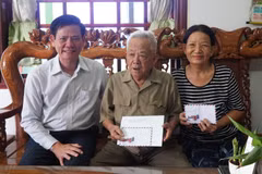 Thăm hỏi, tri ân và tặng quà các gia đình có công với cách mạng tại xã Bình Sơn tỉnh Quảng Ngãi. (Ảnh: Cao Nguyên/TTXVN)