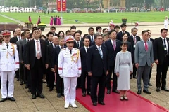 Thủ tướng Nhật Bản Ishiba Shigeru vào Lăng viếng Chủ tịch Hồ Chí Minh