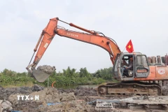 Thi công tại các hạng mục của cao tốc Cà Mau-Đất Mũi. (Ảnh: Tuấn Phi/TTXVN)