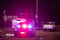 Cảnh sát được triển khai gần hiện trường vụ tấn công ở Sydney, Australia ngày 14/12/2025. (Ảnh: THX/TTXVN)