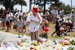 Đặt hoa tưởng niệm các nạn nhân vụ xả súng trên bãi biển Bondi ở Sydney, Australia ngày 15/12/2025. (Ảnh: THX/TTXVN)