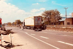 Lâm Đồng: Xe container va chạm xe tải và gắn máy khiến 3 người tử vong