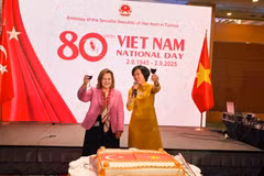 Đại sứ Đặng Thị Thu Hà và Thứ trưởng Ngoại giao Thổ Nhĩ Kỳ Berris Ekinci cùng nâng ly chúc mừng Quốc khánh Việt Nam. (Ảnh: TTXVN phát)