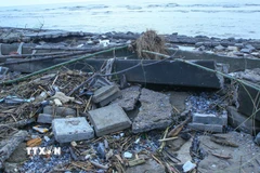 Mái kè, thân kè biển tại xã Rạng Đông (Ninh Bình) bị sóng đánh tan nát, ngổn ngang. (Ảnh: Công Luật/TTXVN)