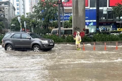 Cảnh ngập úng tại đường Nguyễn Trãi. (Ảnh: Quốc Lũy/TTXVN)