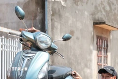 Người dân thôn Ngộ Đạo, xã Đa Phúc (Hà Nội) di chuyển tài sản khỏi vùng bị ngập. (Ảnh: Hoàng Hiếu/TTXVN)