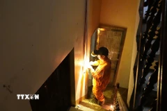 Cán bộ, công nhân Đội Quản lý điện lực khu vực Hà Giang làm việc liên tục cả ngày lẫn đêm, trong điều kiện khó khăn để cấp điện trở lại cho người dân. (Ảnh: Chí Kiên/TTXVN phát)