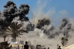 Toà nhà đổ sập sau vụ không kích của Israel tại thành phố Gaza ngày 5/9/2025. (Ảnh: THX/TTXVN)