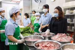 Đoàn kiểm tra liên ngành phường Cửa Nam, Hà Nội, kiểm tra công tác giao nhận thực phẩm đầu giờ cho các cơ sở giáo dục. (Ảnh: Thanh Tùng/TTXVN)