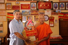 Đại tá Huỳnh Hoài Hận, Phó Giám đốc Công an thành phố Cần Thơ thăm, tặng quà Hòa thượng Thạch Huôn, Cố vấn Hội Đoàn kết sư sãi yêu nước thành phố Cần Thơ, Trụ trì chùa Prey Chóp nhân dịp Lễ Sene Dolta năm 2025. (Ảnh: TTXVN phát)
