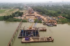 Trụ TC8 dưới nước và đường dẫn phía phố Nguyễn Sơn, phường Long Biên được nhà thầu Đạt Phương tăng tốc thi công đảm bảo tiến độ đề ra. (Ảnh: Quốc Khánh/TTXVN)