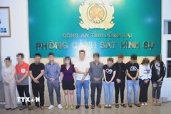 Các đối tượng bị bắt giữ tại Công an tỉnh Đồng Nai. (Ảnh: TTXVN phát)