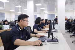 Cán bộ, công chức đội Thông quan, Chi cục Hải quan khu vực 3 tiếp nhận, xử lý tờ khai của doanh nghiệp tại Đội Thông quan. (Ảnh: Mạnh Tú/TTXVN)