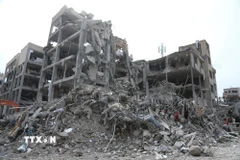 Những ngôi nhà bị phá hủy sau cuộc không kích tại Tehran, Iran. (Ảnh: THX/TTXVN)