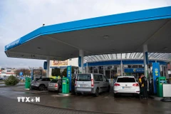 Một trạm xăng ở Slubice, Ba Lan. (Ảnh: THX/TTXVN)