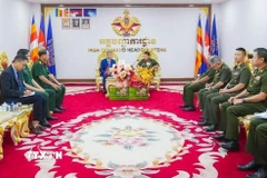 Đại sứ Nguyễn Minh Vũ dẫn đầu đoàn Đại sứ quán Việt Nam tại Campuchia chúc mừng Tết cổ truyền Choul Chnam Thmey 2026 tại trụ sở Bộ Tổng tư lệnh Quân đội Hoàng gia Campuchia ở thủ đô Phnom Penh, ngày 25/3/2026. (Ảnh: TTXVN phát)