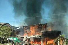 Một ngôi nhà ở tỉnh Sisaket, Thái Lan bị phá huỷ do trúng đạn pháo trong xung đột biên giới với Campuchia, ngày 13/12/2025. (Ảnh: THX/TTXVN)