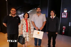 Đại sứ Ngô Minh Nguyệt, Tổng Bí thư Đảng Cộng sản Paraguay Najeeb Amado và đại diện Đoàn thanh niên Cộng sản Paraguay tại Asuncion. (Ảnh: Diệu Hương/TTXVN)