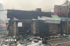 Khoảng 5 giờ 14 phút ngày 23/12/2025, đám cháy cơ bản được dập tắt. (Ảnh: Quốc Lũy/TTXVN.)