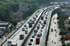 Phương tiện di chuyển trên đường Vành đai 3 trên cao. (Ảnh: Phạm Kiên/TTXVN)