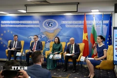 Đại sứ Việt Nam tại Bulgaria Nguyễn Thị Minh Nguyệt (giữa) tham gia một buổi toạ đàm tại Bulgaria. (Ảnh minh họa. TTXVN phát)