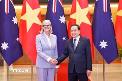 Chủ tịch Quốc hội Trần Thanh Mẫn đón Toàn quyền Australia Sam Mostyn. (Ảnh: Doãn Tấn/TTXVN)