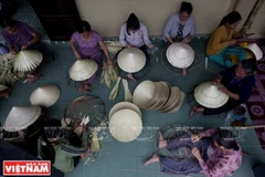 Để làm ra chiếc nón cần trải qua rất nhiều công đoạn tỉ mỉ. (Ảnh: Báo Ảnh Việt Nam)