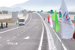 Có 20km đầu tuyến cao tốc Khánh Hòa-Buôn Ma Thuột đã được đưa vào khai thác sử dụng. (Ảnh: Phan Sáu/TTXVN)