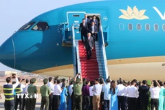 Đúng 8 giờ 20 phút, máy bay Boeing 787 của Hãng hàng không quốc gia Việt Nam – Vietnam Airlines, chở theo lãnh đạo Đảng, Nhà nước, các Bộ, Ngành đáp xuống đường băng số 1, chính thức khai trương vận hành Cảng hàng không quốc tế Long Thành. (Ảnh: Sỹ Tuyên/TTXVN)