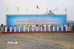 Đại biểu thực hiện nghi thức khởi công "Dự án đầu tư xây dựng mở rộng đường cao tốc Thành phố Hồ Chí Minh-Trung Lương-Mỹ Thuận. (Ảnh Công Trí/TTXVN)