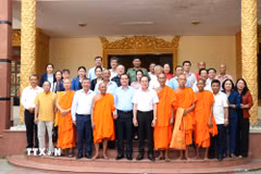Đoàn công tác chụp hình lưu niệm cùng Hội Đoàn kết sư sãi yêu nước tỉnh Vĩnh Long. (Ảnh: Thanh Hòa/TTXVN)