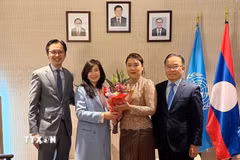 Đại sứ Đỗ Hùng Việt và Phu nhân chúc mừng Đại sứ Lào Thongphane Savanphet và Phu nhân. (Ảnh: Thanh Tuấn/TTXVN)