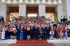 Thủ tướng Phạm Minh Chính với các đại biểu tham dự Hội nghị tổng kết Chương trình và Phong trào thi đua “Cả nước chung tay xóa nhà tạm, nhà dột nát”. (Ảnh: Dương Giang/TTXVN)