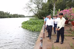 Phó Chủ tịch Ủy ban Nhân dân tỉnh Vĩnh Long Châu Văn Hòa khảo sát khu vực sạt lở ven sông Cần Chông tại Chùa Prek Tung, xã Hùng Hòa. (Ảnh: Thanh Hòa/TTXVN)