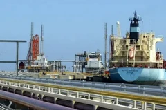 Một tàu chở dầu tại bến hàng của nhà máy lọc dầu Jose ở Venezuela. (Ảnh: Reuters)