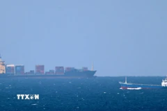 Tàu chở hàng hướng vào eo biển Hormuz. (Ảnh: AFP/TTXVN)