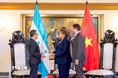 Đại sứ Việt Nam tại Mexico kiêm nhiệm Honduras Nguyễn Văn Hải đã trình Thư ủy nhiệm của Chủ tịch nước Lương Cường lên Tổng thống Honduras Xiomara Castro. (Ảnh: TTXVN phát)