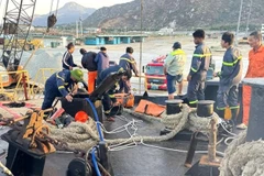 Khánh Hòa: Ngạt khí trong hầm tàu hàng khiến 2 người thiệt mạng