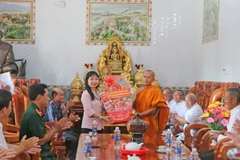 Phó Bí thư Tỉnh ủy, Chủ tịch Ủy ban Mặt trận Tổ quốc Việt Nam tỉnh An Giang Trần Thị Thanh Hương (phải) tặng quà, chúc mừng Tết cổ truyền Chôl Chnăm Thmây tại chùa Tà Pạ, xã Tri Tôn. (Ảnh: Công Mạo/TTXVN)