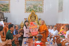 Phó Bí thư Tỉnh ủy, Chủ tịch Ủy ban Mặt trận Tổ quốc Việt Nam tỉnh An Giang Trần Thị Thanh Hương (phải) tặng quà, chúc mừng Tết cổ truyền Chôl Chnăm Thmây tại chùa Tà Pạ, xã Tri Tôn. (Ảnh: Công Mạo/TTXVN)