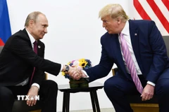 Tổng thống Mỹ Donald Trump (phải) và người đồng cấp Nga Vladimir Putin (trái) tại cuộc gặp ở Osaka, Nhật Bản ngày 28/6/2019. (Ảnh: AFP/TTXVN)