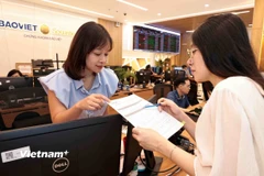 Khách hàng giao dịch tại Công ty Chứng khoán Bảo Việt. (Ảnh: Trần Việt/TTXVN)