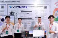 Hải Đăng (thứ 2 từ phải sang) và nhóm bạn giới thiệu dự án VietMedX³ tại Ngày hội Khởi nghiệp quốc gia của học sinh, sinh viên lần thứ VIII năm 2026. (Ảnh: Nhân vật cung cấp)