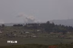 Khói bốc lên sau cuộc không kích của Israel tại Liban, ngày 26/4/2026. (Ảnh: THX/TTXVN)