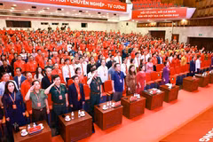 Đại biểu dự đại hội thực hiện nghi thức Chào cờ, hát Quốc ca. (Ảnh: Thanh Tùng/TTXVN)