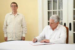 Bí thư thứ nhất Ban Chấp hành Trung ương Đảng Cộng sản và Chủ tịch Cuba Miguel Díaz-Canel Bermúdez ghi sổ tang. (Ảnh: Việt Hùng/TTXVN)