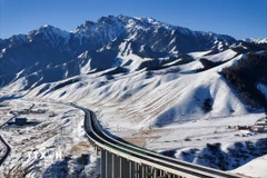 Đường cao tốc Urumqi-Yuli ở Khu tự trị Tân Cương Duy Ngô Nhĩ, Trung Quốc, ngày 23/12/2025. (Ảnh: )THX/TTXVN